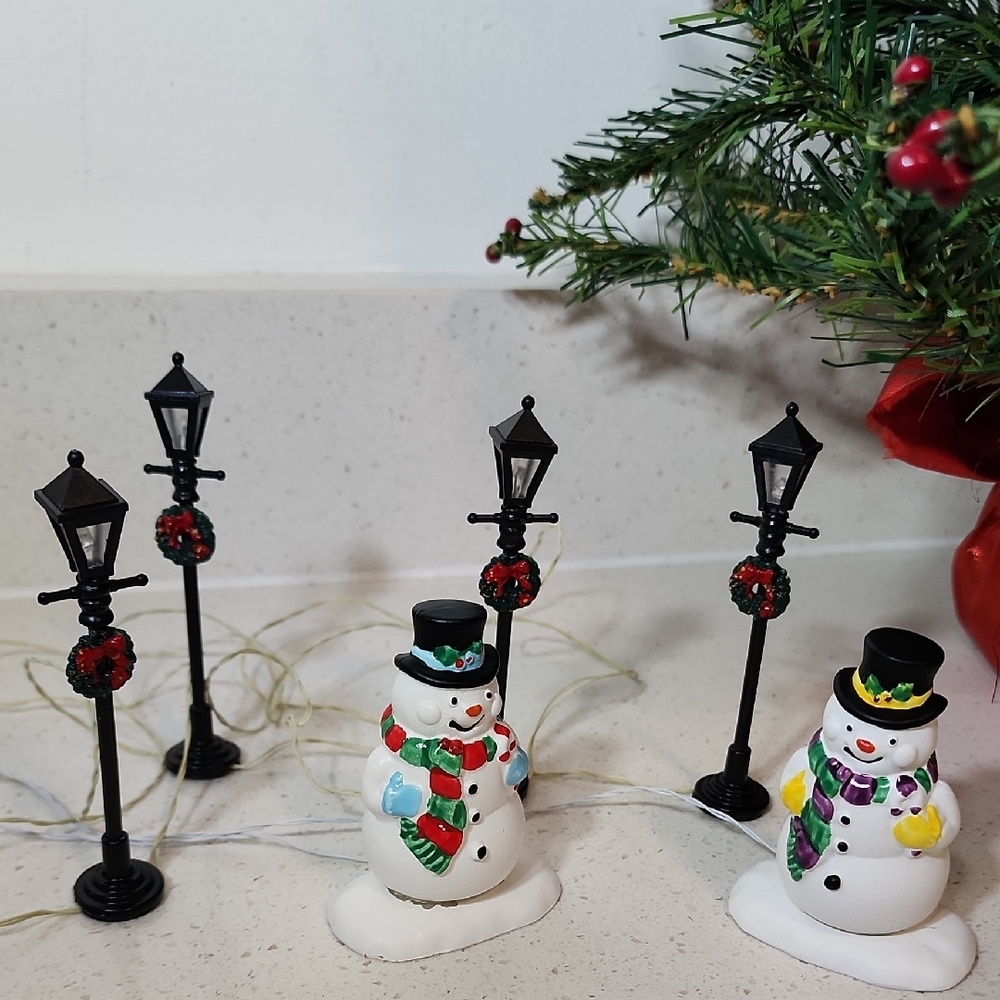 LEMAX Festive Snowman and Lamp Post Holiday Decor Set